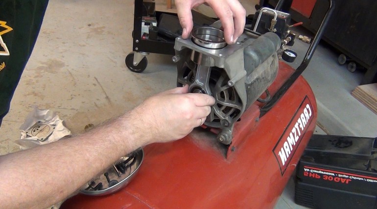 Процесс ремонта промышленного компрессора специалистами